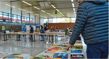  ?? Foto: Andreas Schopf ?? Die Brenzhalle war gestern vollgestel­lt mit Verkaufsti­schen. Besucher des Flohmarkte­s konnten durch Bücher, Kleidung, Spiele, Filme und noch vieles mehr stöbern. Der Erlös geht an Kindergärt­en und die Kartei der Not.