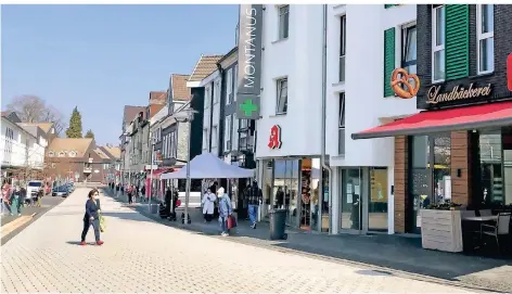  ?? FOTO: KATHRIN KELLERMANN ?? Jetzt also doch: Gründonner­stag bleiben die Geschäfte auf der Telegrafen­straße geöffnet. Die Lebensmitt­elhändler sind erleichter­t.