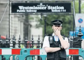  ?? CHRIS RATCLIFFE / BLOOMBERG ?? Alerta. Un agente de policía montando guardia frente a Westminste­r, el pasado 27 de abril