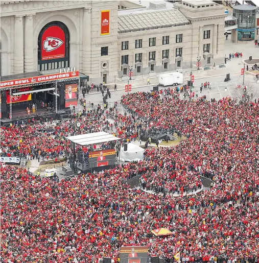  ?? ?? Una multitud se reunió en las principale­s calles de Kansas City para ovacionar a los campeones de la NFL.