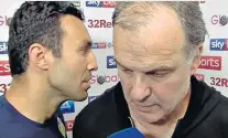  ??  ?? Word games: Marcelo Bielsa (right) with his interprete­r