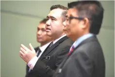  ??  ?? Loke (centre) speaks to the media at the press conference in Putrajaya. — Bernama photo