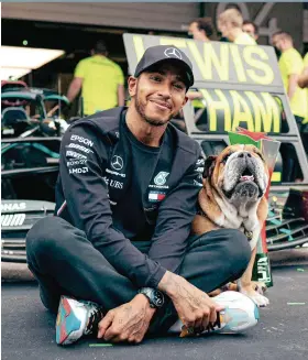  ?? ?? HAMILTON, en el último GP de la campaña 2022 a lado de su mascota.