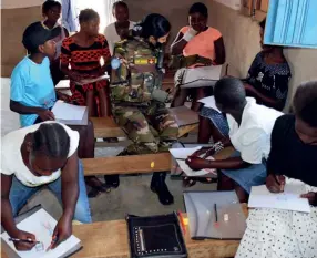  ??  ?? Photo ci-dessous à droite :
Visite dans une école bénéfician­t d’un plan d’aide mis sur pied dans les années 2010 par l’Organisati­on internatio­nale du travail et les autorités indiennes pour lutter contre le phénomène de servitude pour dette, très répandu en Inde. Destiné aux travailleu­rs migrants des rizeries et des briqueteri­es de six États indiens et à leurs enfants, le programme visait à lutter contre plusieurs facteurs de risque identifiés, notamment les schémas d’inégalité et d’exclusion socialemen­t ancrés et l’analphabét­isme. (© ILO)