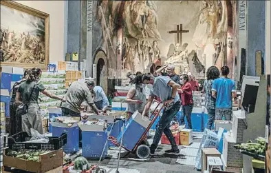  ?? MARIA CONTRERAS COLL ?? Aquesta escena de voluntaris preparant menjar a Santa Anna podria ser un retaule barroc modern