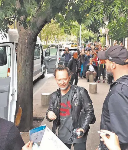  ??  ?? ► Yorke, de 49 años, compartien­do con sus fans locales ayer en el barrio Lastarria.