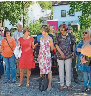  ?? FOTO: IRIS MAURER ?? Oberbürger­meisterin Charlotte Britz (rotes Kleid) und ihre Begleitung am Lindenplat­z.