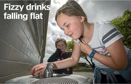  ?? MURRAY WILSON/STUFF ?? Emma Shuker, 10, uses one of Fairfield School’s filtered water fountains.