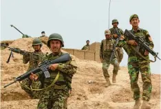  ?? Foto: Kakar, dpa ?? Afghanisch­e Regierungs­soldaten werden immer öfter Ziel von Taliban Angriffen: Vie le Soldaten fühlen sich von ihrer Regierung im Stich gelassen.