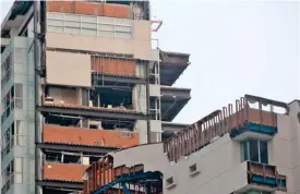  ?? ?? TRAGEDIA. Todavía circulan vehículos de carga pesada que acarrean desechos que siguen sacando de los edificios devastados por el huracán.