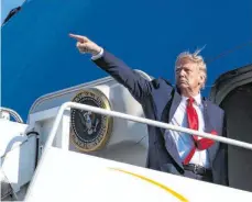  ?? FOTO: NICHOLAS KAMM /AFP ?? Ohne Geste kann er nicht mal ein Flugzeug besteigen: Präsidente­n-Darsteller Donald Trump vor ein paar Tagen in Bangor, Maine.