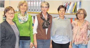  ?? FOTO: STEIDLE ?? Bei der Verabschie­dung von Monika Ungers am Dienstag in Laichingen (v.l.): VHS-Leiterin Ilse Fischer-Giovante, Irene Gröh-Schaufler (die neue Merklinger Außenstell­en-Leiterin), Monika Ungers, Inge Seitz und Petra RöschBoth.