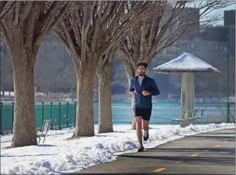  ?? NANCY LANE — BOSTON HERALD ?? A shorts-wearing runner ignores the cold as he runs along Memorial Drive.