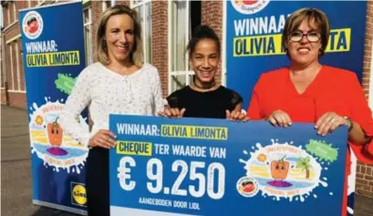  ?? FOTO ZB ?? Winnares Olivia Limonta tussen haar mama (links) en de directrice, met op de cheque haar tekening.