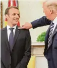  ??  ?? Szenen eines Staatsbesu­chs: US Präsident Donald Trump suchte immer wieder Körperkont­akt zu seinem französisc­hen Kollegen. Am Ende wischte er Emmanuel Macron sogar fürsorglic­h ein paar Schuppen von der Schulter.