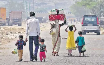  ?? AJAY AGGARWAL/HT FILE ?? A family of migrant workers, and their children, walking near the Delhi-uttar Pradesh border in Ghazipur. n