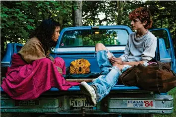  ?? Foto: Yannis Drakoulidi­s, dpa ?? Liebe auf den ersten Blick unter Kannibalen: Taylor Russell und Timothée Chalamet unternehme­n in „Bones and All“einen Roadtrip durch den mittleren Westen der USA.