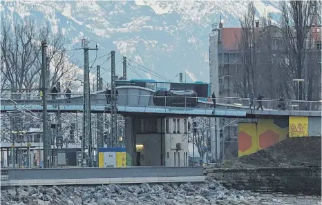  ?? FOTO: BARNY SCHMITT ?? Die Thierschbr­ücke ist ein Nadelöhr: Das Auto fliegt über die Brücke und bleibt auf dem Gehweg liegen.