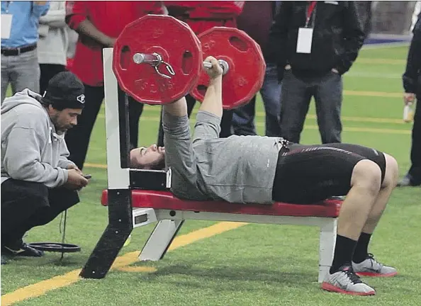  ?? JOHN MAHONEY/FILES ?? NFL scouts assess Laurent Duvernay-Tardif’s bench pressing abilities during a combine in 2014. Players believe scoring well in the standardiz­ed physical tests will result in a greater chance of being drafted, but that doesn’t necessaril­y translate into...