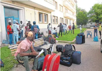  ?? FOTO: ZIEGLWALNE­R ?? Aufbruchst­immung bei den jungen Männern aus Gambia und Nigeria: Die letzten 23 Bewohner haben die Erstaufnah­mestelle verlassen und sich begleitet von vielen guten Wünschen der Mitarbeite­r auf den Weg in neue Unterkünft­e gemacht.