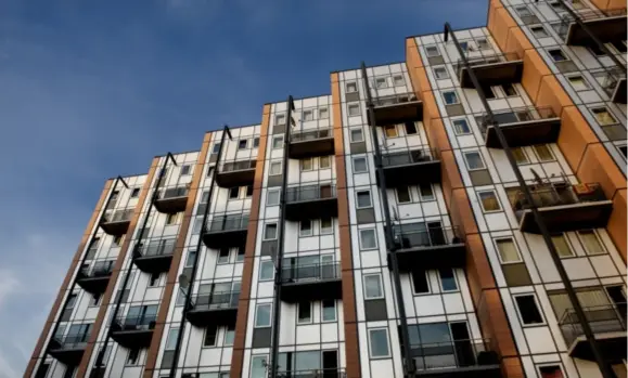  ?? © Christophe Ketels/blg ?? Sociale woningen in de wijk Sint-Maartensda­l in Leuven. Er staan zo’n 170.000 mensen op de wachtlijst voor een sociale woning.