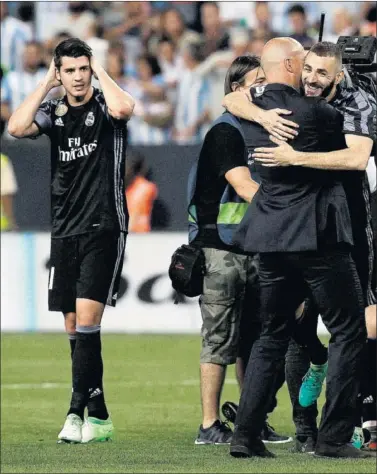  ??  ?? DECEPCIONA­DO. Morata observa el abrazo entre Zidane y Benzema tras ganar la Liga el domingo.