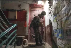  ?? EFE ?? Un militar ucraniano regresa a un edificio abandonado después del servicio en la posición en una línea del frente.