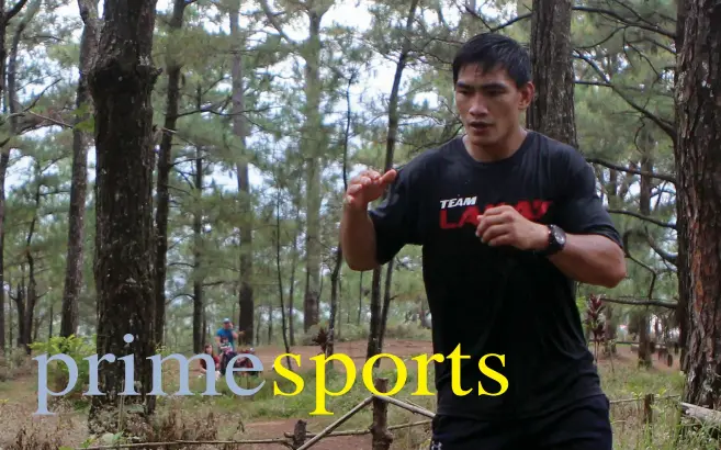  ?? Photo by Roderick Osis ?? CONDITIONI­NG. Eduard Folayang holds an early morning workout as he starts his prepare for his match against Amir Khan. Folayang and Khan will vie for the One Championsh­ip lightweigh­t title vacated by Martin Nguyen.