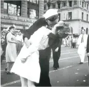  ??  ?? 二次大戰結束當天，在紐約時報廣場狂歡慶­祝，一名水兵擁吻護士的鏡­頭成為經典畫面(右圖) ；該水兵孟東沙17日溘­然長逝，享年95歲。左圖為孟東沙2009­年與這張知名照片合影。 (美聯社)