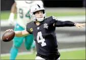  ?? Harry How
/ Getty Images /TNS ?? Las Vegas Raiders quarterbac­k Derek Carr (4) throws an 85-yard fourth-quarter touchdown pass against the Miami Dolphins at Allegiant Stadium on Dec. 26, 2020, in Las Vegas.the Dolphins won, 26-25.