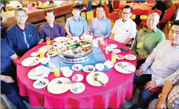  ??  ?? Lee (third right), ting (second right), khoi Yun (fourth right) and MCCCi committee members pose for a group photo.