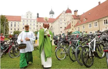  ??  ?? Im Klosterhof in Wettenhaus­en segnete Pfarrer Soni Abraham nach dem Gottesdien­st die Fahrräder.