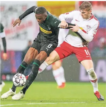  ?? FOTO: DPA ?? Kampf um den Ball, hier mit Vorteil für Borussias Denis Zakaria. Doch Leipzigs Timo Werner erzielte zwei Tore und sorgte damit für Gladbachs dritte Saisonnied­erlage.