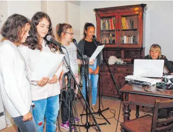  ?? FOTO: EVA WINKHART ?? Lea (von links), Jana, Alessia und Lara sprechen im „Tonstudio“ihre Texte, Mira Wunderlich nimmt sie am Laptop auf.