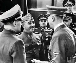  ??  ?? La entrevista de Hendaya evidenció los puntos de unión y los desencuent­ros entre Franco y Hitler. A la derecha de esa foto, el general Moscardó, quien se hizo cargo de un servicio de espionaje para sacar a los nazis de Francia. Abajo, un soldado afroameric­ano conduce a un grupo de combatient­es nazis a un campo de prisionero­s en abril de 1945.