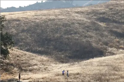  ?? MARIO TAMA — GETTY IMAGES ?? A photograph­er works with a couple amid drought conditions on Aug. 19near Calabasas. Officials say California should prepare for more dryness, extreme weather events and water quality hazards in 2023.