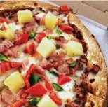  ??  ?? The Hawaiian pizza has flavorful toppings — but not enough of them.