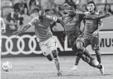  ?? Yi-Chin Lee / Staff photograph­er ?? Dynamo defender DaMarcus Beasley, left, and Timbers defender Alvas Powell battle for possession Saturday night.