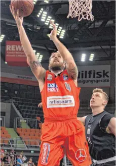  ?? FOTO: HORST HÖRGER ?? Ratiopharm Ulm im Test- und Saisonvorb­ereitungss­piel gegen Bayreuth: Ulms Tim Ohlbrecht ist am Ball gegen Bayreuths Andreas Seiferth zu sehen.