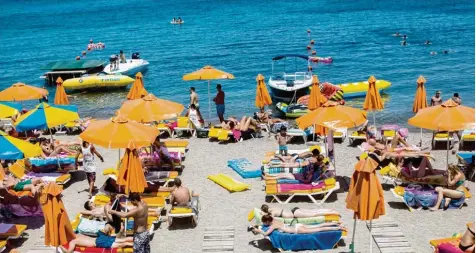  ?? Foto: Santi Palacios, dpa ?? Sonne, Strand und Meer: Griechenla­nd – im Bild ein Strand auf der Insel Kos – ist bei deutschen Urlaubern seit jeher ein beliebtes Reiseland.