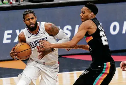  ?? Kin Man Hui / Staff photograph­er ?? Rookie Devin Vassell, right, has impressed his Spurs teammates with his willingnes­s to listen and learn the NBA game.