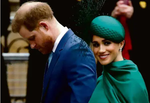  ?? Tolga Akmen - 9.mar.2020/AFP ?? O príncipe Harry e a sua esposa, Meghan Markle, em Londres
