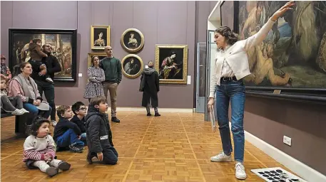  ?? | PHOTO : PHILIPPE RENAULT, OUEST-FRANCE ?? Les enfants visitent les Beaux-Arts de Rennes, guidés par Charlotte Ciret, médiatrice culturelle.