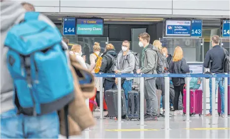  ?? FOTO: RUPERT OBERHÄUSER/IMAGO ?? Urlauber am Check-in-Schalter von Condor in Düsseldorf: Es gibt keinen Anspruch auf verlängert­en Urlaub, wenn die Covid-Situation am Urlaubsort sich verändert und so eine Quarantäne im Hotel oder zu Hause notwendig wird.