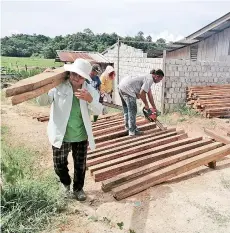  ??  ?? Tinuhan Gotong Royong making fences to control buffaloes. - Photos from Forever Sabah