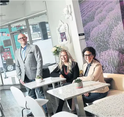  ?? RENÉ JOHNSTON TORONTO STAR ?? Dale Barrett, Tara Steinberg, centre, and Simone Barrett of Lawyers and Lattés. There are generally one or two lawyers at the café.