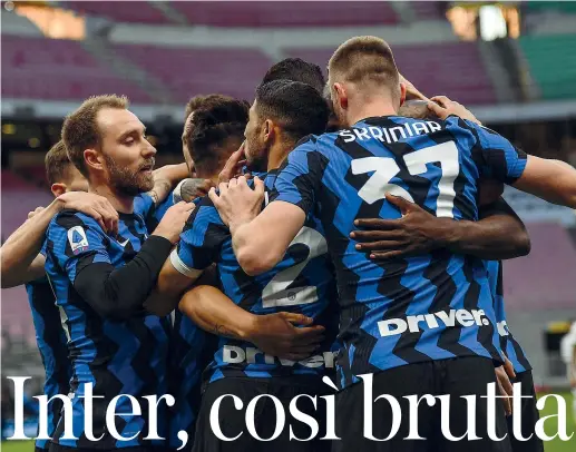  ?? (LaPresse) ?? Inarrestab­ili L’Inter contro il Sassuolo ha vinto la decima partita consecutiv­a, ampliando così il distacco sul Milan, ora secondo con 11 punti di svantaggio