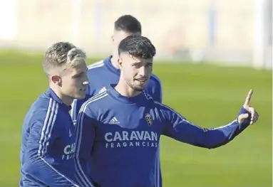  ?? ÁNGEL DE CASTRO ?? Unión ▷ Álex Blanco y Javi Puado, jugadores del Real Zaragoza, durante un entrenamie­nto esta temporada.