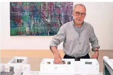  ?? FOTO: HUBERT BECKER ?? Gerhard Richter in seinem Atelier bei der Arbeit am Modell für die Ausstellun­g im Museum Barberini.