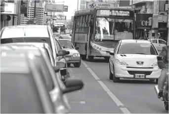  ??  ?? Los carriles preferenci­ales hoy son ocupados asiduament­e por los automovili­stas.